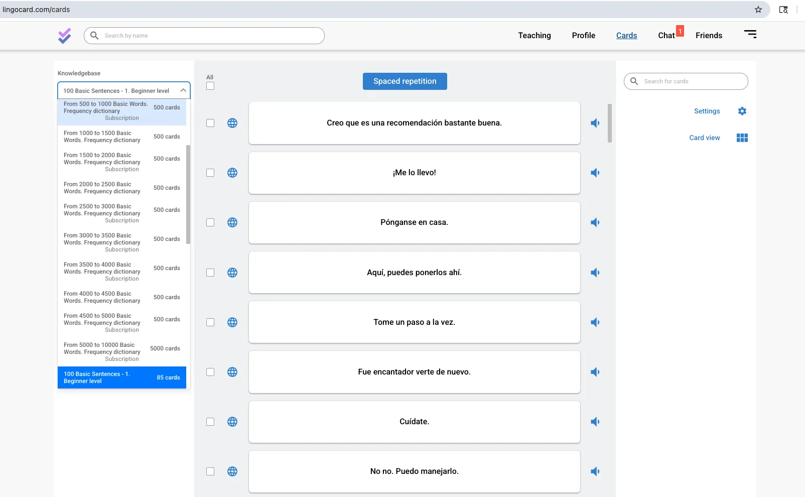 Mục Thẻ của ứng dụng web Lingocard trong trình duyệt - từ điển thẻ ghi nhớ câu tiếng Tây Ban Nha với nút âm thanh bản ngữ, danh sách bộ thẻ kho kiến thức bên trái và thanh điều hướng Dạy học, Hồ sơ, Thẻ, Trò chuyện, Bạn bè